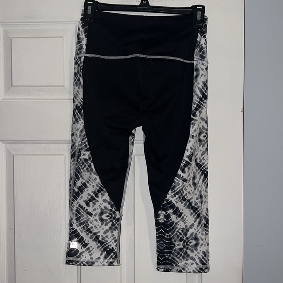 Victoria’s Secret Black Bas Court Tie Dye High Waisted Knockout Crop Leggings - Picture 5 of 12